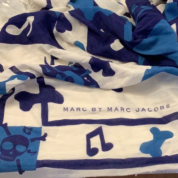 Marc Jacobs large skull scarf! - Picture 2 of 4